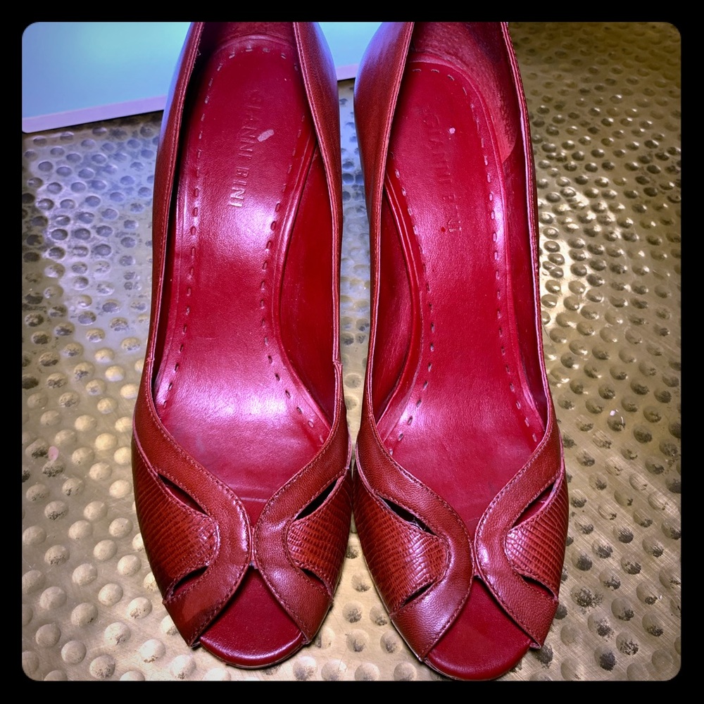 Like new vintage Gianni Bini pumps.
